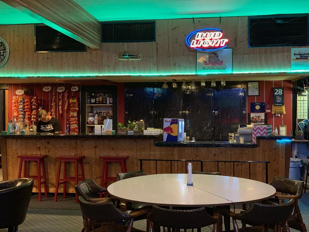 Manitou Motor Inn Екстериор снимка