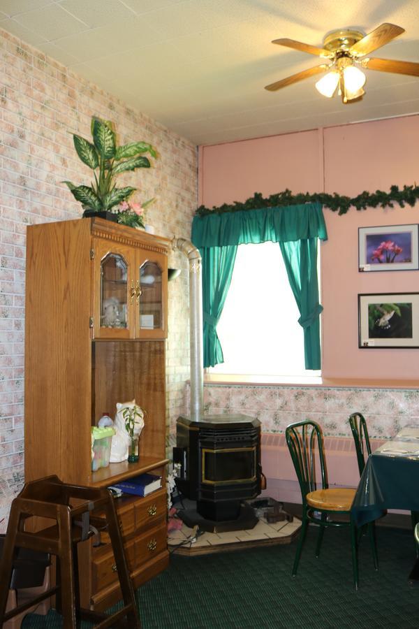 Manitou Motor Inn Екстериор снимка