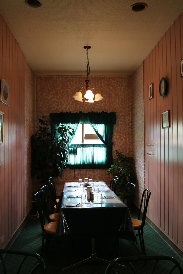 Manitou Motor Inn Екстериор снимка