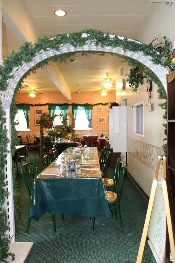 Manitou Motor Inn Екстериор снимка