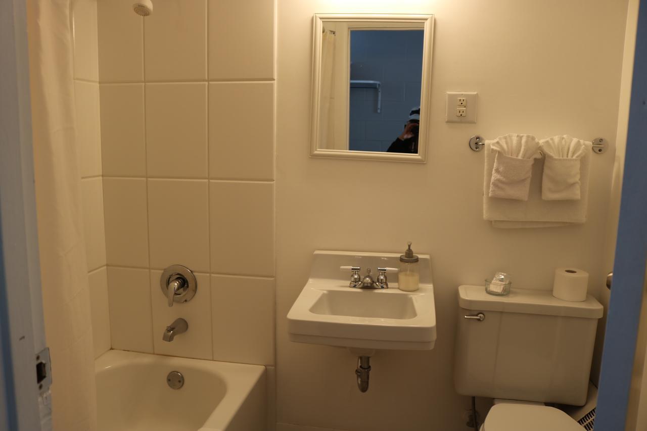 Manitou Motor Inn Екстериор снимка