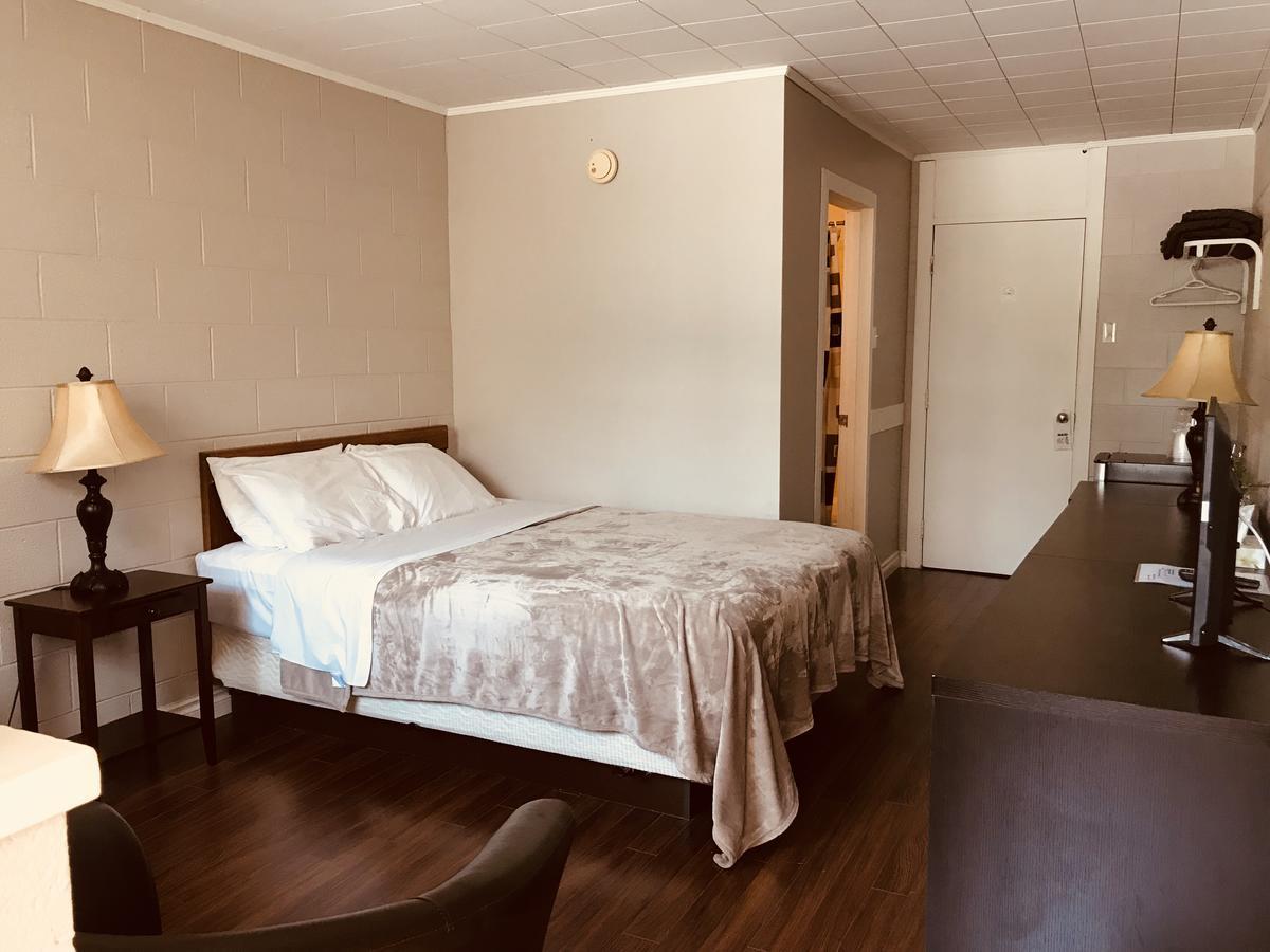 Manitou Motor Inn Екстериор снимка